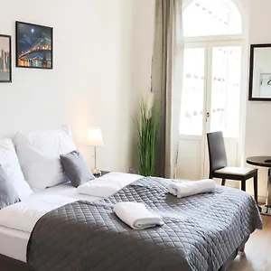 Rose And Apartmanhotel